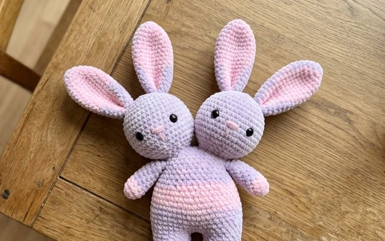 Zweiköpfiger Häkelhase: Anleitung für ein Amigurumi-Unikat