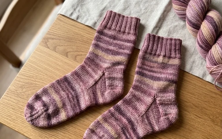 Stino Socken stricken: Kostenlose Anleitung für Anfänger
