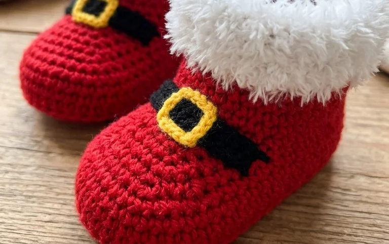 Christmas Baby Booties – Free Crochet Pattern